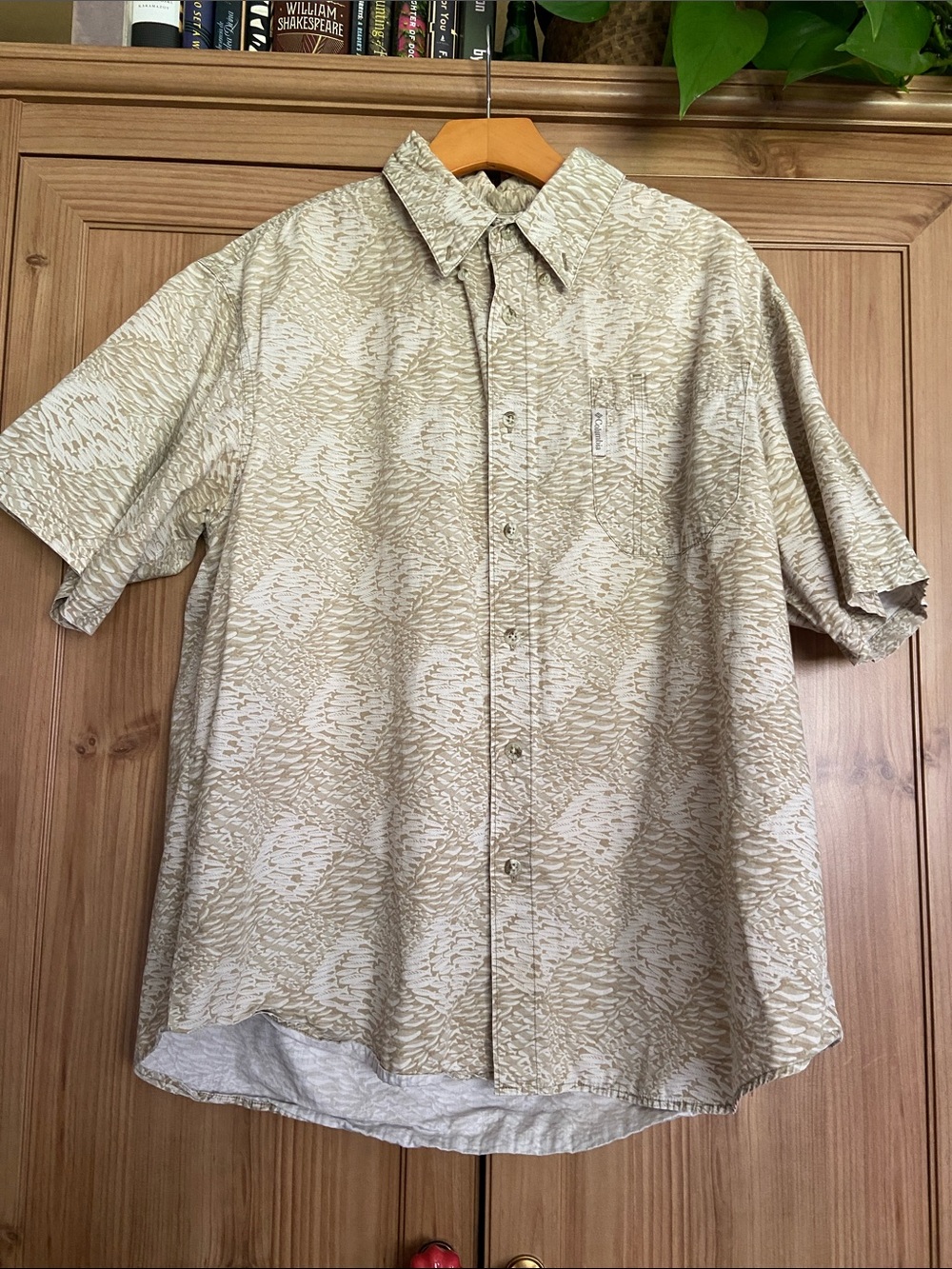 Columbia Light Beige Fish Patterned Short-Sleeve Button-Up Shirt L EUC